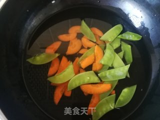 荷兰豆胡萝卜炒笋干的做法步骤：3
