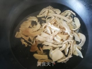 荷兰豆胡萝卜炒笋干的做法步骤：4