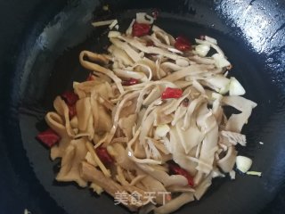 荷兰豆胡萝卜炒笋干的做法步骤：7