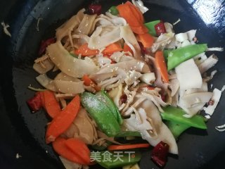 荷兰豆胡萝卜炒笋干的做法步骤：9
