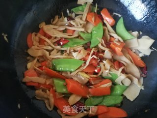 荷兰豆胡萝卜炒笋干的做法步骤：10