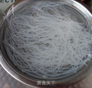 蒜蓉粉丝蒸扇贝的做法步骤：2