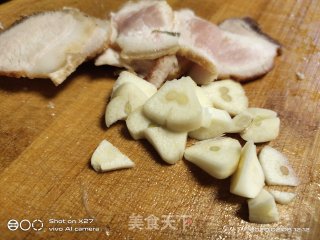 五花肉炒菜心的做法步骤：1
