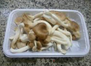 煎鸡蛋秀珍菇年糕汤的做法步骤：2