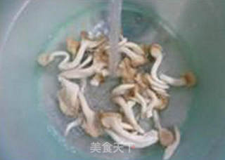 煎鸡蛋秀珍菇年糕汤的做法步骤：4
