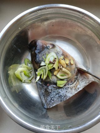 酱香鱼头冻豆腐的做法步骤：1