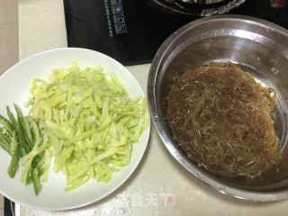 青椒包菜炒粉丝的做法步骤：1