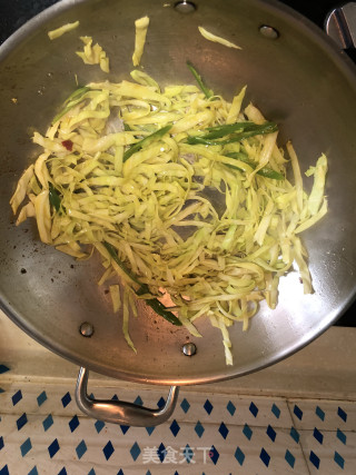 青椒包菜炒粉丝的做法步骤：2