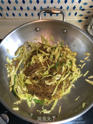 青椒包菜炒粉丝的做法步骤：3