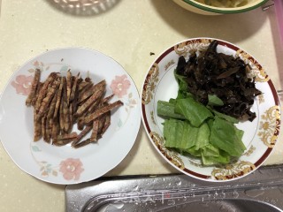 香肠木耳炒凤尾的做法步骤：1