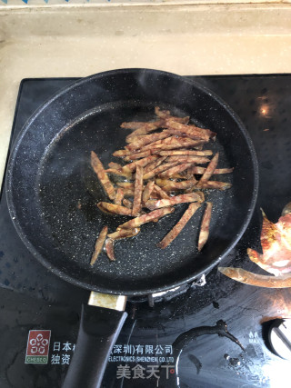 香肠木耳炒凤尾的做法步骤：2