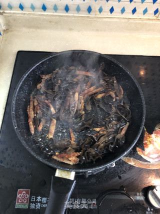 香肠木耳炒凤尾的做法步骤：3
