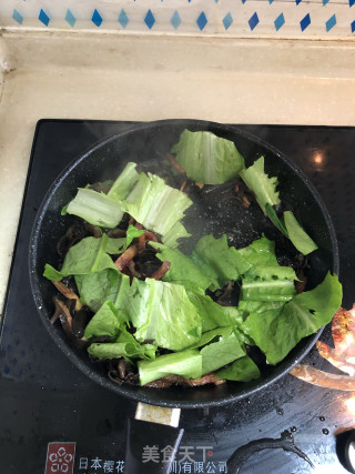 香肠木耳炒凤尾的做法步骤：4