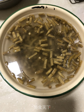 烂肉酸豇豆的做法步骤：1
