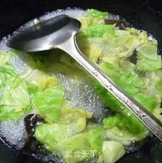 黑木耳圆白菜年糕汤的做法步骤：9