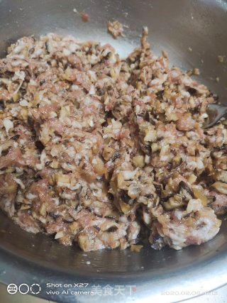香菇肉末饺子的做法步骤：1