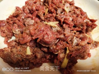 葱香牛肉的做法步骤：1