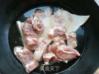 骨头萝卜粉丝汤的做法步骤：3