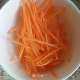 胡萝卜拌菠菜粉丝的做法步骤：1