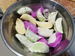 五彩饺子的做法步骤：1