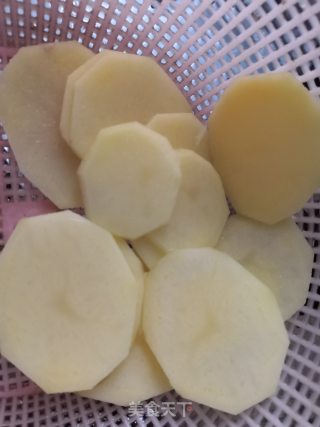 土豆鸡蛋面的做法步骤：1