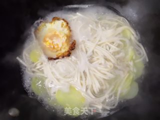 土豆鸡蛋面的做法步骤：8