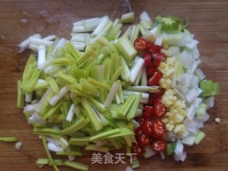 海带芽麻辣槐花汤饺的做法步骤：2