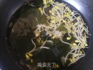 海带芽麻辣槐花汤饺的做法步骤：5