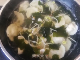 海带芽麻辣槐花汤饺的做法步骤：6