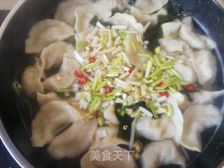 海带芽麻辣槐花汤饺的做法步骤：8