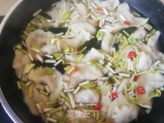 海带芽麻辣槐花汤饺的做法步骤：9