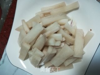 酸萝卜鲤鱼的做法步骤：1