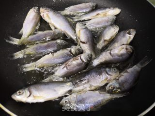 煎鲫鱼的做法步骤：6