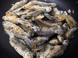 煎鲫鱼的做法步骤：7