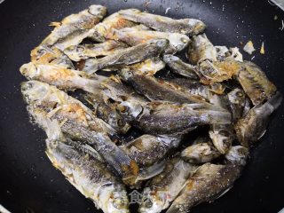 煎鲫鱼的做法步骤：8