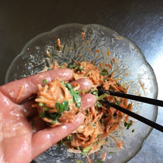 胡萝卜香菜丸子的做法步骤：5