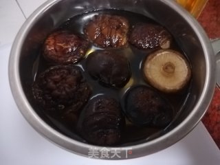 香菇鸡翅汤的做法步骤：1