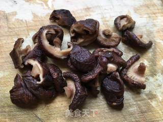 香菇鸡丁焖饭的做法步骤：6