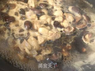 香菇鸡丁焖饭的做法步骤：11