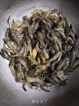煎小虾的做法步骤：1