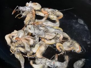 煎小虾的做法步骤：4