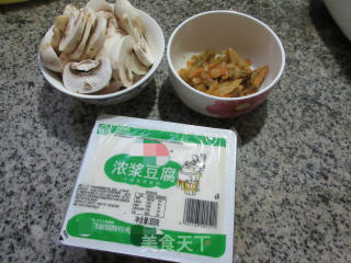 榨菜丝蘑菇豆腐汤的做法步骤：1