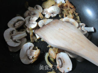 榨菜丝蘑菇豆腐汤的做法步骤：3