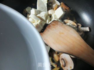 榨菜丝蘑菇豆腐汤的做法步骤：4