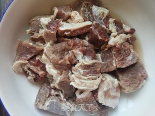 麻辣牛腩的做法步骤：1