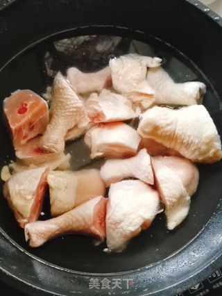 笋干烧鸡腿的做法步骤：1