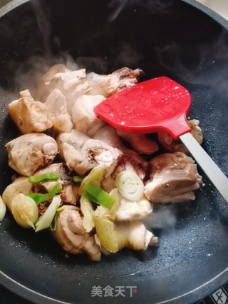 笋干烧鸡腿的做法步骤：4