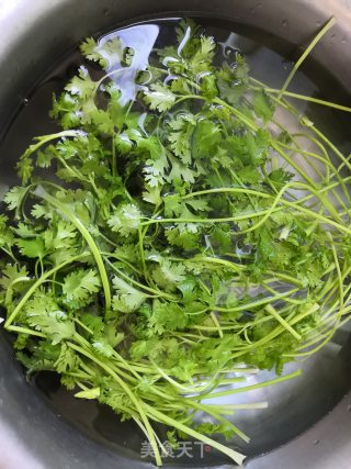 香菜拌牛肉的做法步骤：1