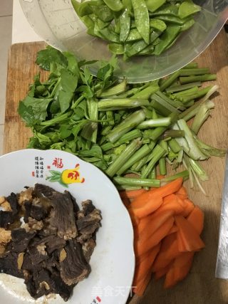 牛肉炒香芹时蔬的做法步骤：1