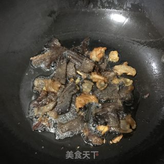 牛肉炒香芹时蔬的做法步骤：2